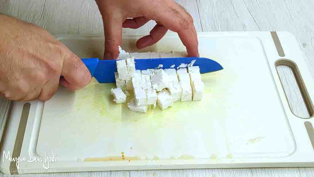taglia a cubetti la feta