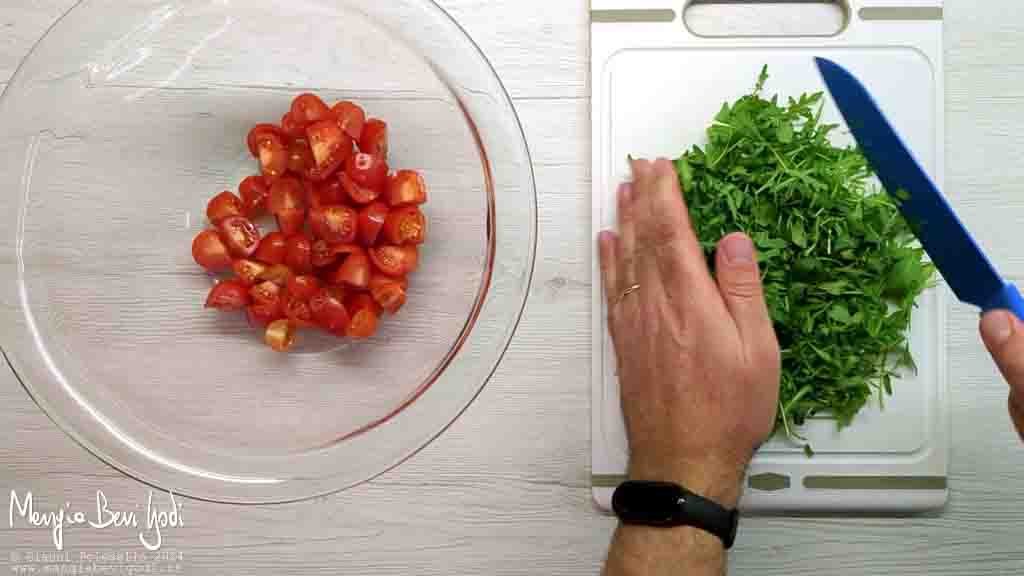 taglia grossolanamente la rucola