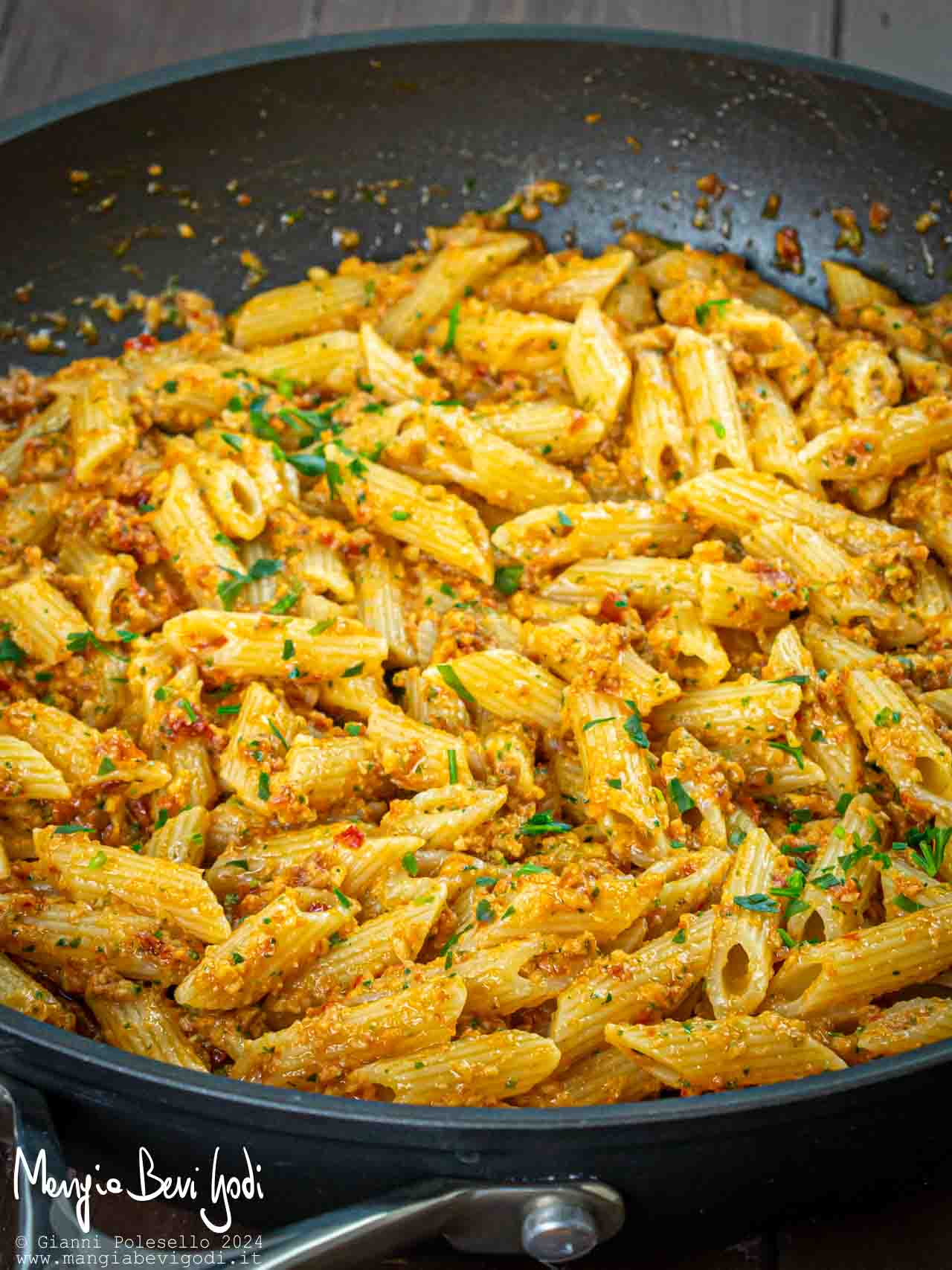 pasta al pesto di pomodori secchi e anacardi