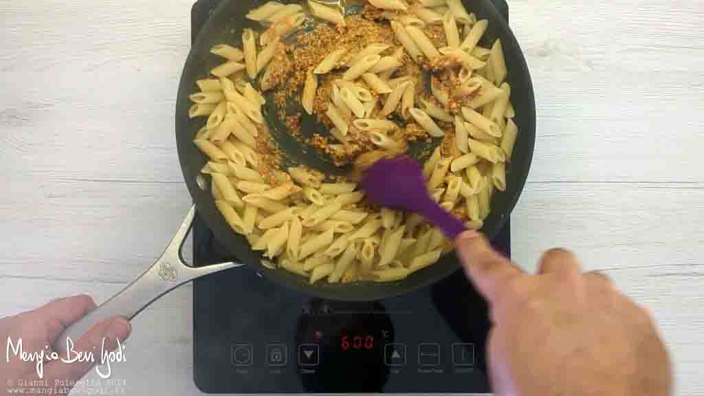 preparazione pasta al pesto di pomodori secchi e anacardi