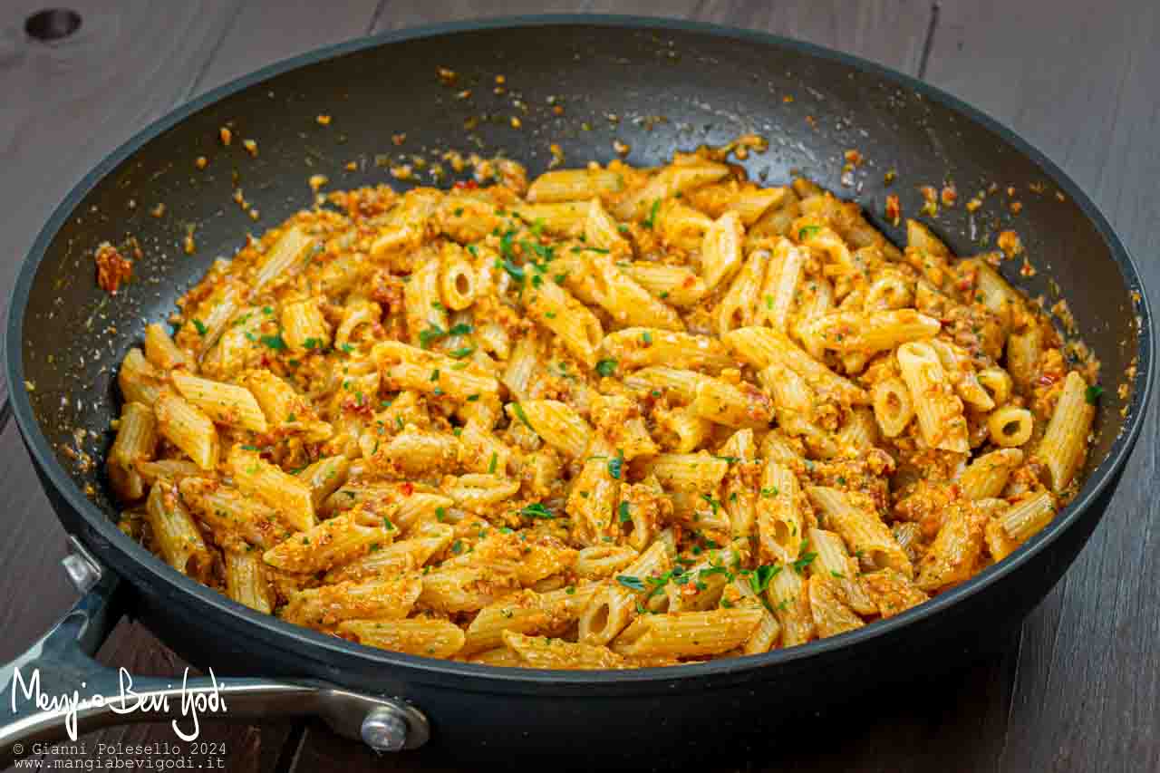 pasta al pesto di pomodori secchi e anacardi