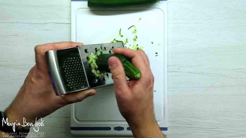 grattugiare le zucchine