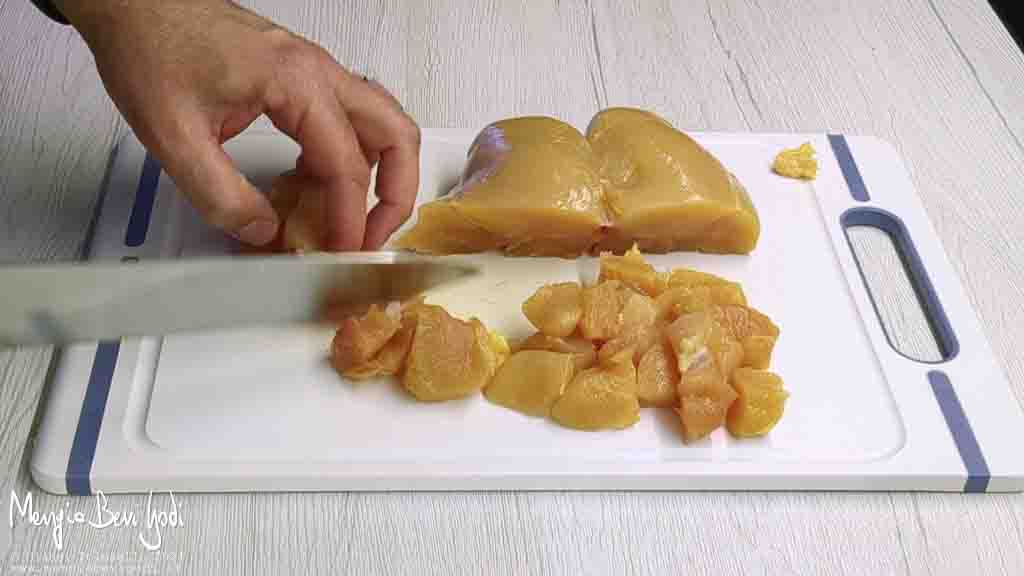 tagliare il pollo