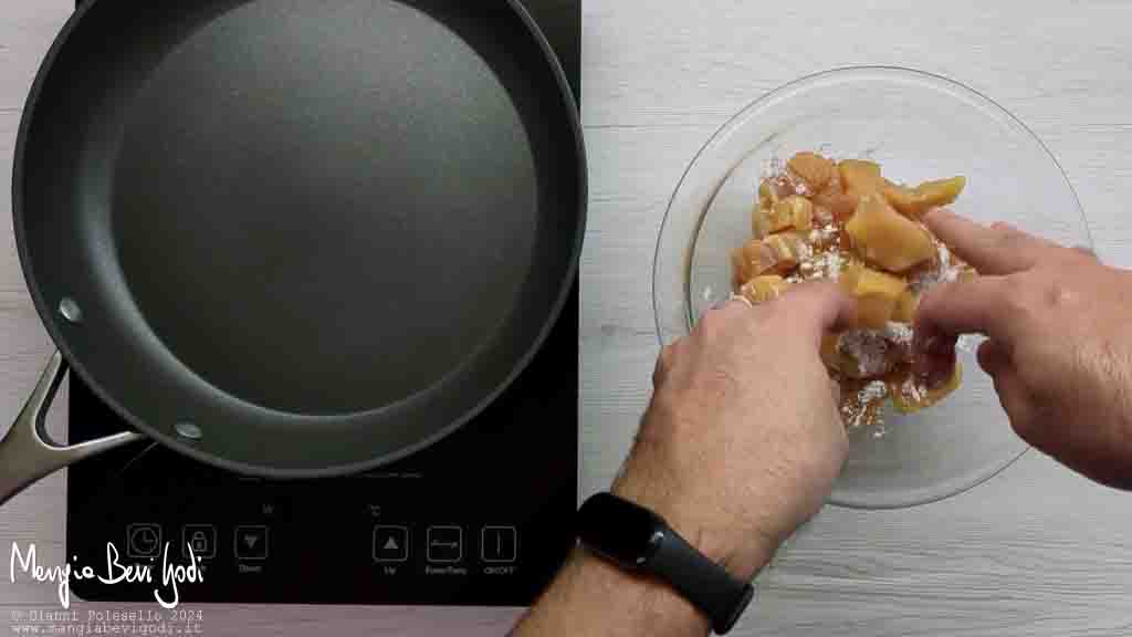 cospargere il pollo con la maizena
