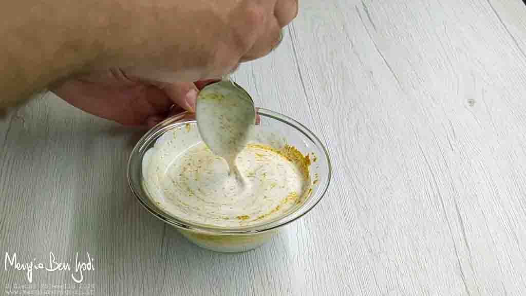 mescolare il latte di cocco con il curry