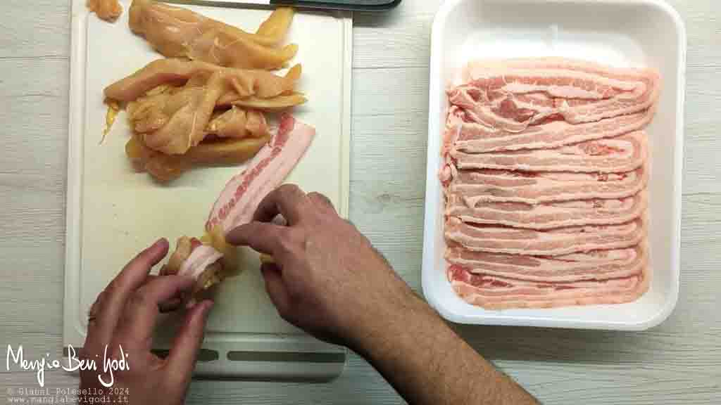 avvolgere il pollo nella pancetta