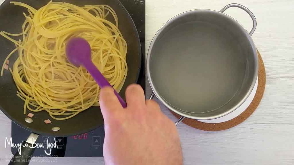 preparazione pasta con prosciutto e piselli