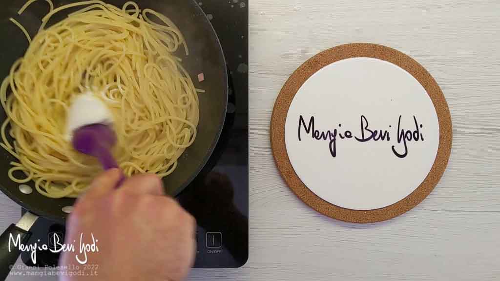 mantecare pasta con piselli e prosciutto