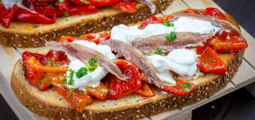 bruschette con peperoni acciughe e stracciatella