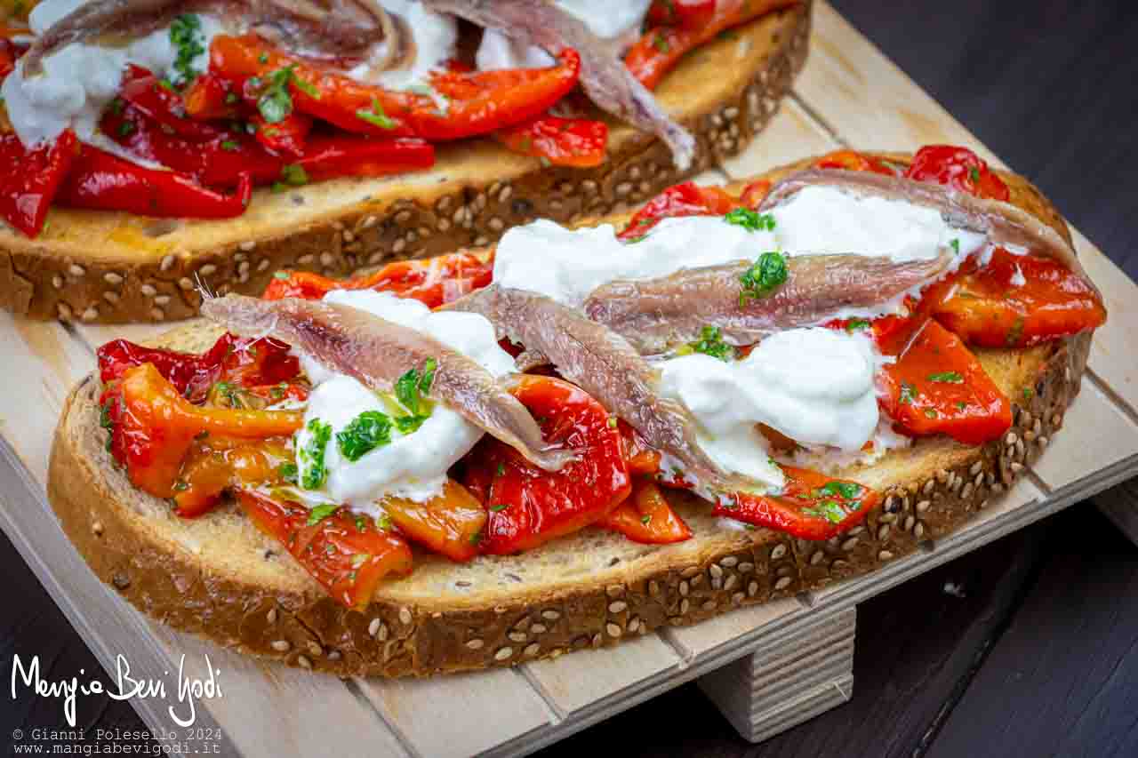 bruschette con peperoni acciughe e stracciatella