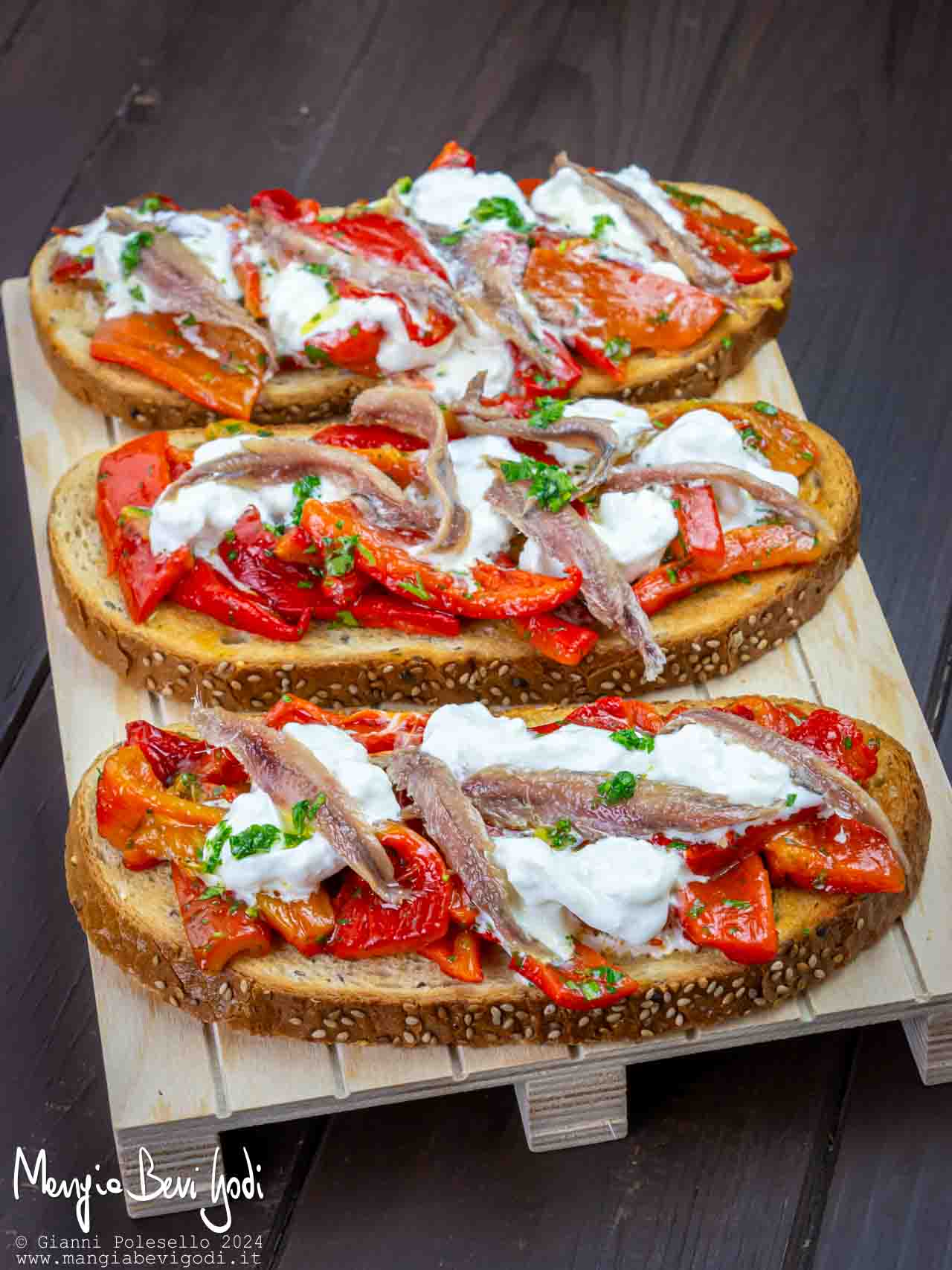 bruschette con peperoni acciughe e stracciatella