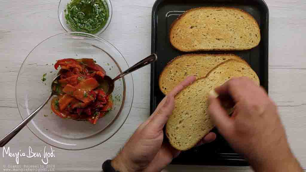 strofinare l'aglio sul pane