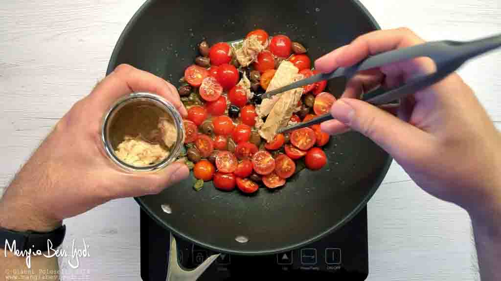 preparazione sugo con tonno