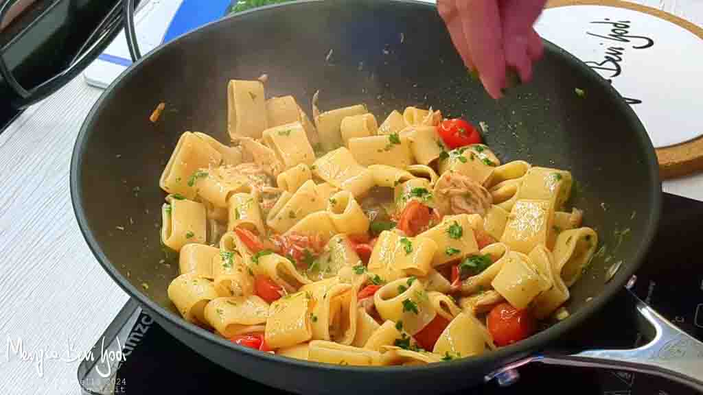 preparazione calamarata con tonno