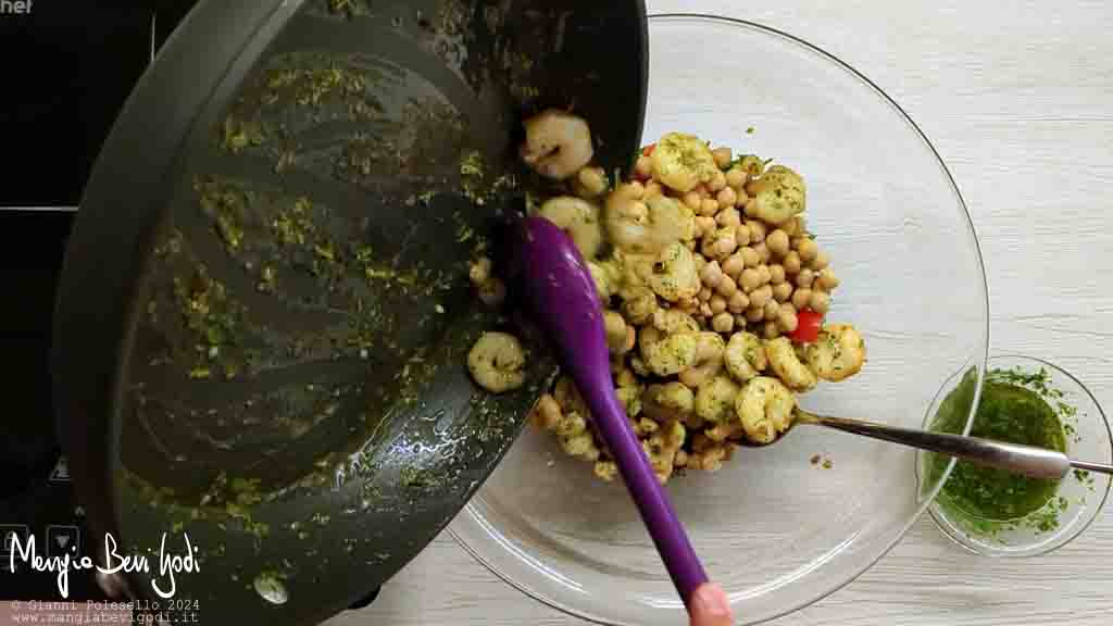 preparazione insalata di ceci e lenticchie con gamberi