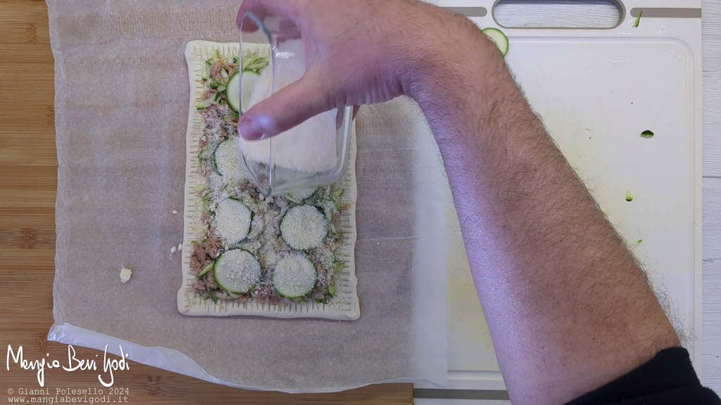preparazione torta salata con tonno e zucchine