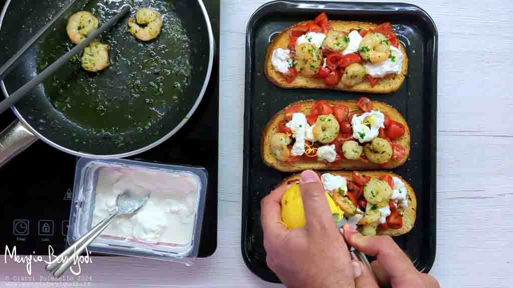 preparazione bruschette con gamberi, pomodorini e stracciatella