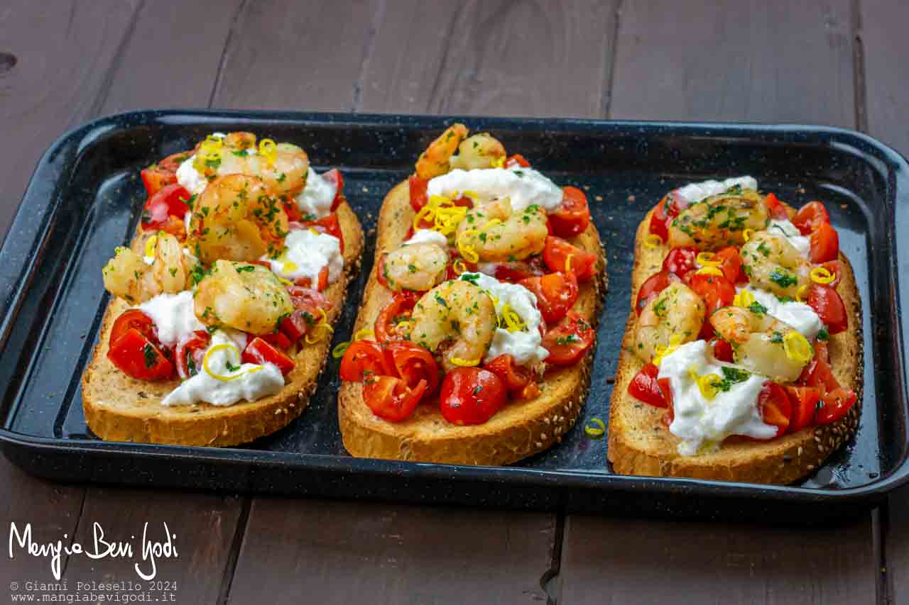 bruschette con gamberi, pomodorini e stracciatella