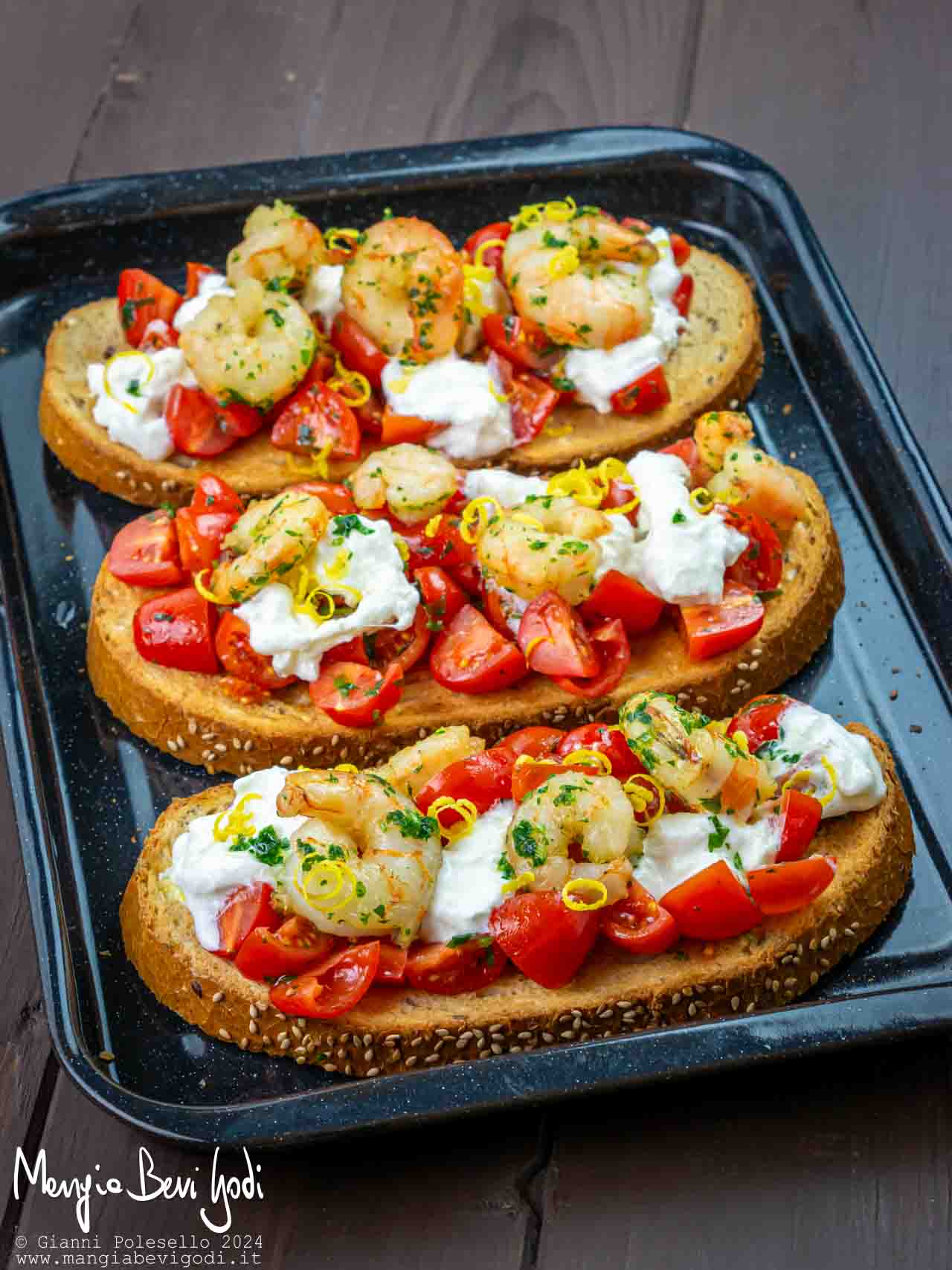 bruschette con gamberi pomodorini e stracciatella