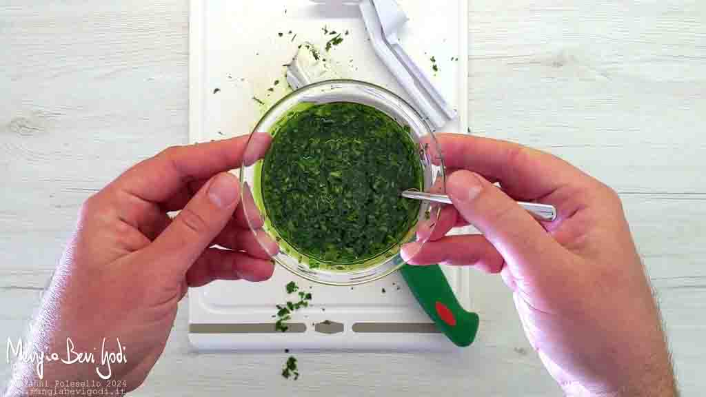 emulsione di aglio, olio e prezzemolo
