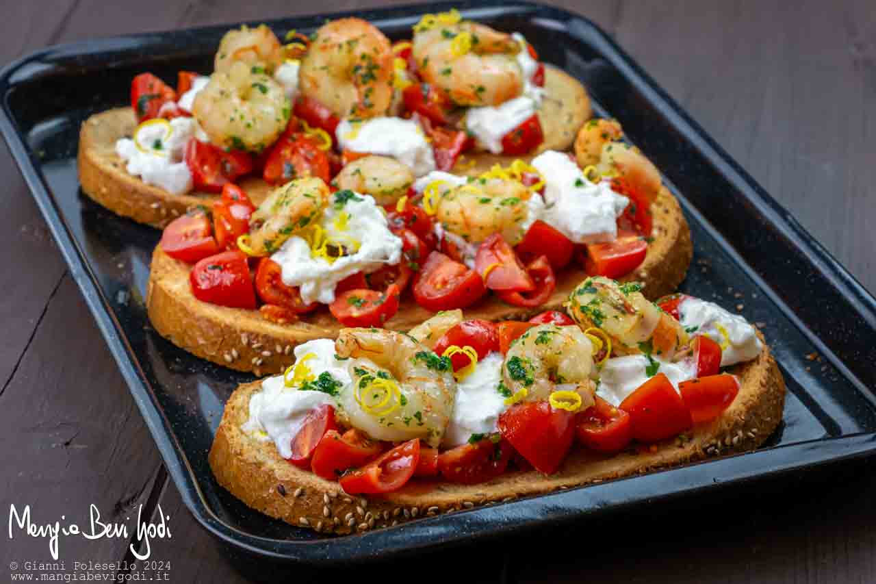 bruschette con gamberi, pomodorini e stracciatella