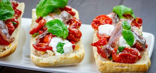 ciabattine con pomodorini confit acciughe e stracciatella