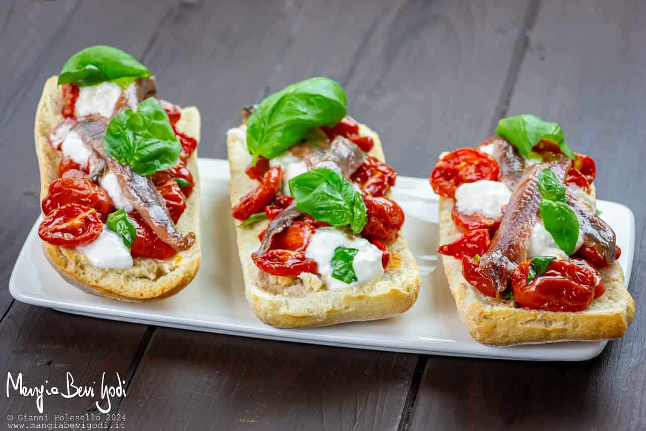 ciabattine con pomodorini confit acciughe e stracciatella