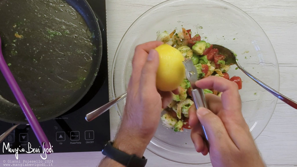 preparazione insalata di gamberi e avocado