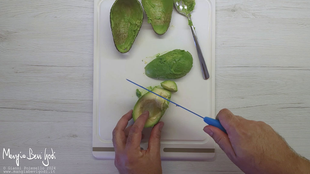 tagliare a pezzi l'avocado
