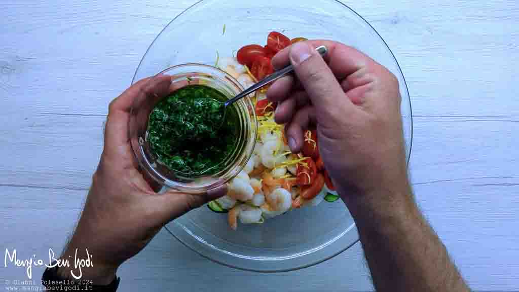 preparazione insalata di zucchine gamberi e pomodorini