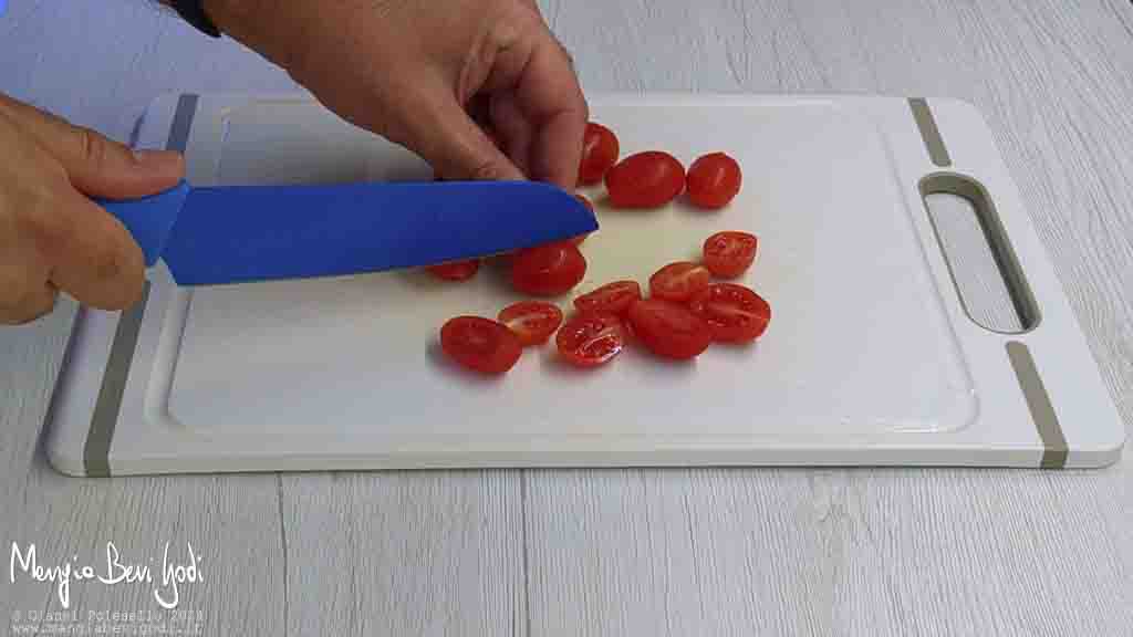 tagliare i pomodorini