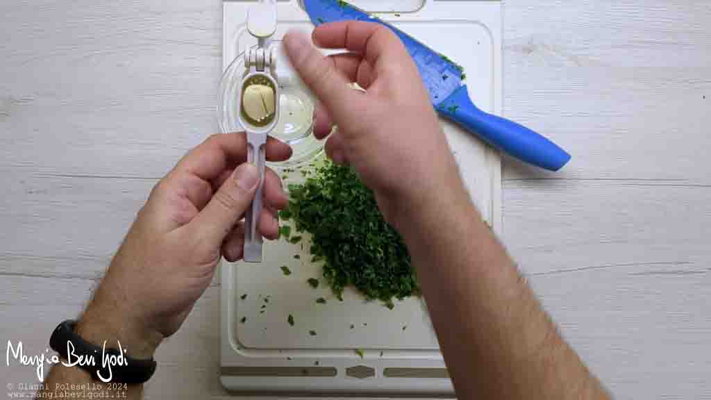 preparazione emulsione di aglio, olio e prezzemolo