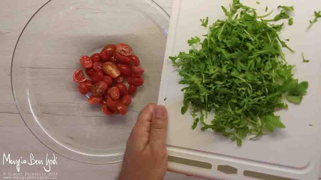 aggiungere la rucola ai pomodorini