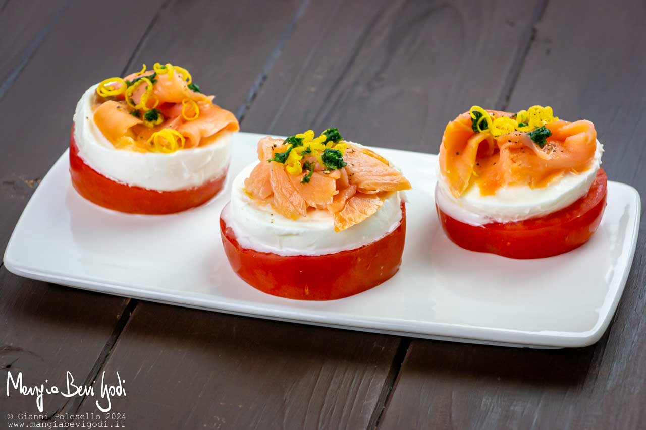 tris estivo con salmone mozzarella e pomodoro