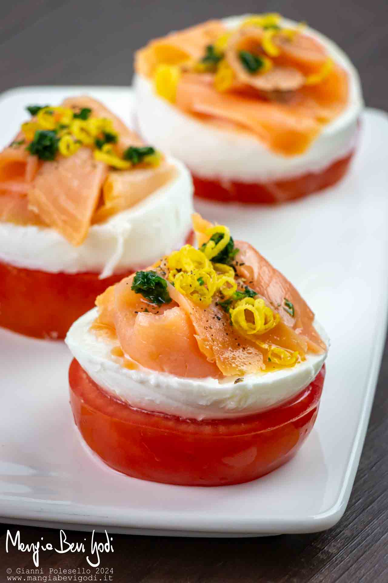 tris estivo con salmone mozzarella e pomodoro