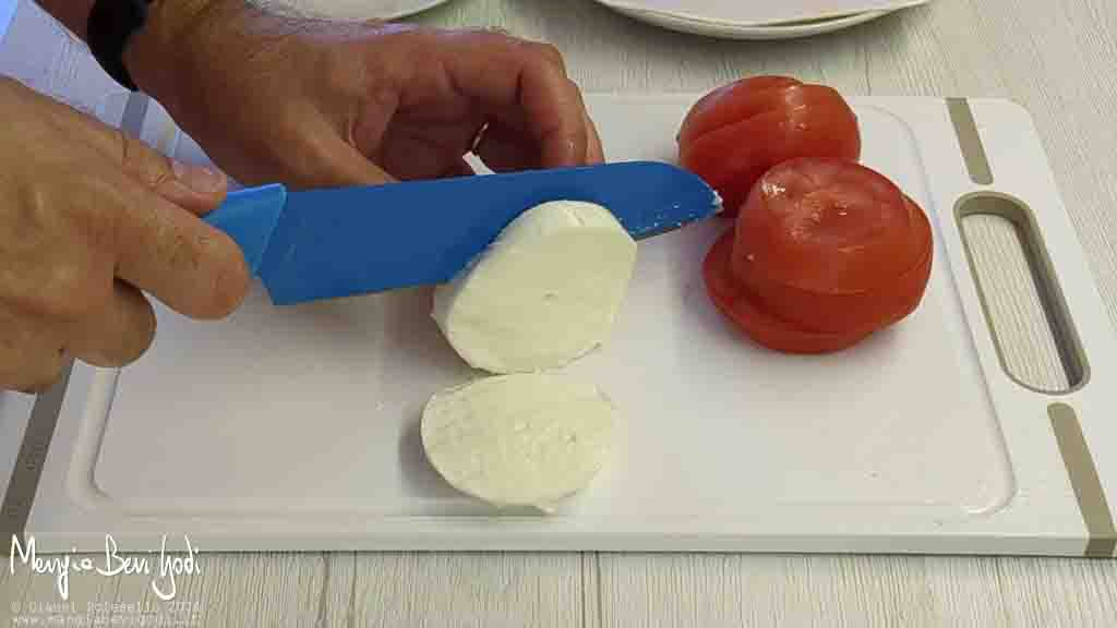 tagliare la mozzarella
