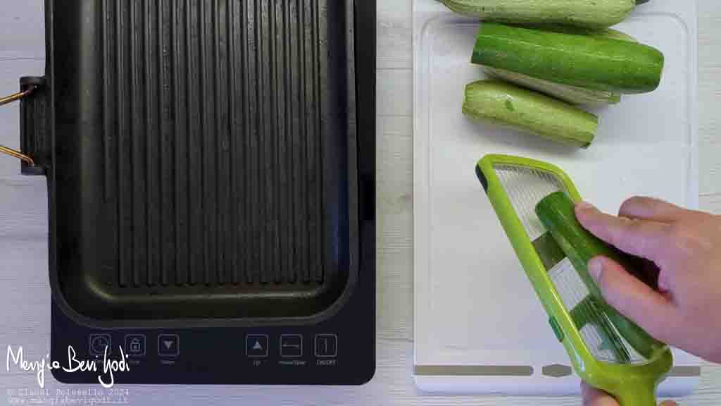 tagliare le zucchine con la mandolina