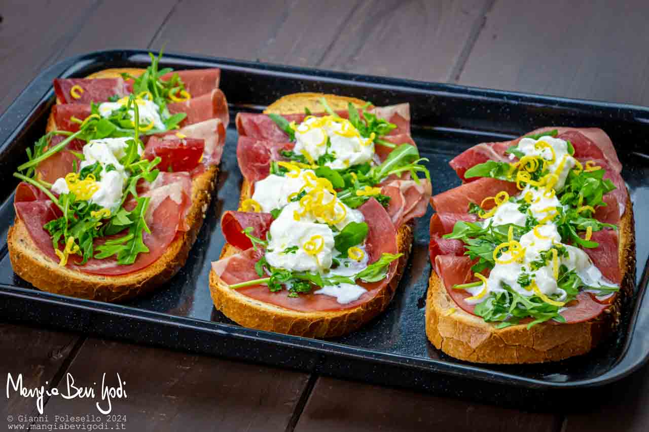 bruschette con bresaola e stracciatella