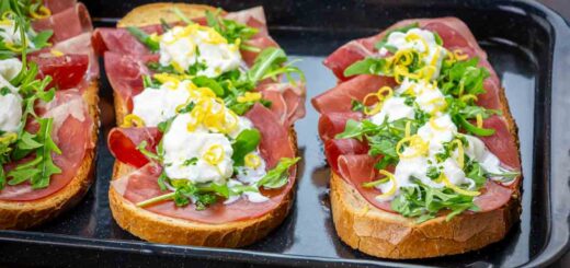 bruschette con bresaola e stracciatella