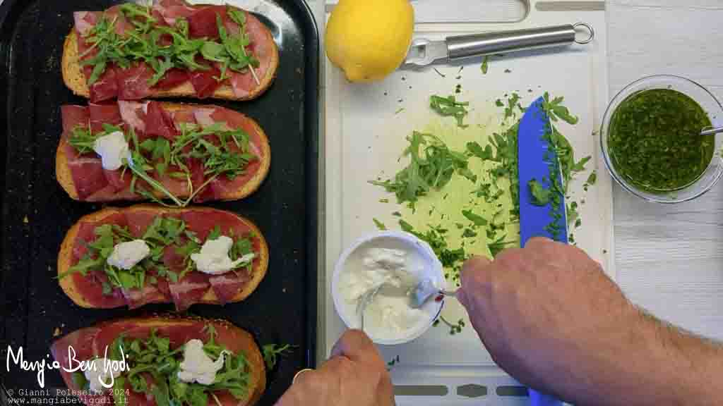 preparazione bruschette con bresaola e stracciatella