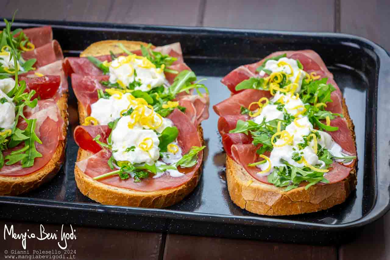 bruschette con bresaola e stracciatella