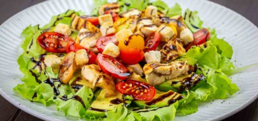 insalata di pollo avocado e pomodorini
