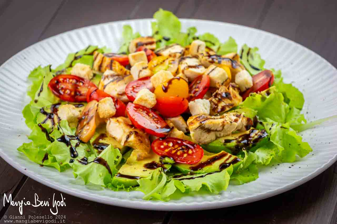 insalata di pollo avocado e pomodorini