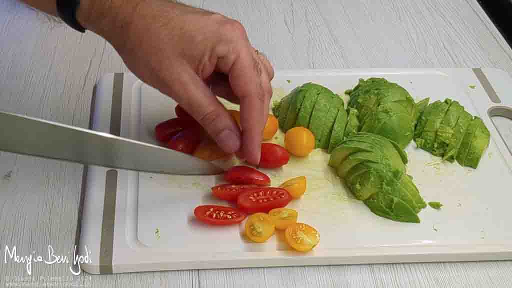 tagliare l'avocado e i pomodorini