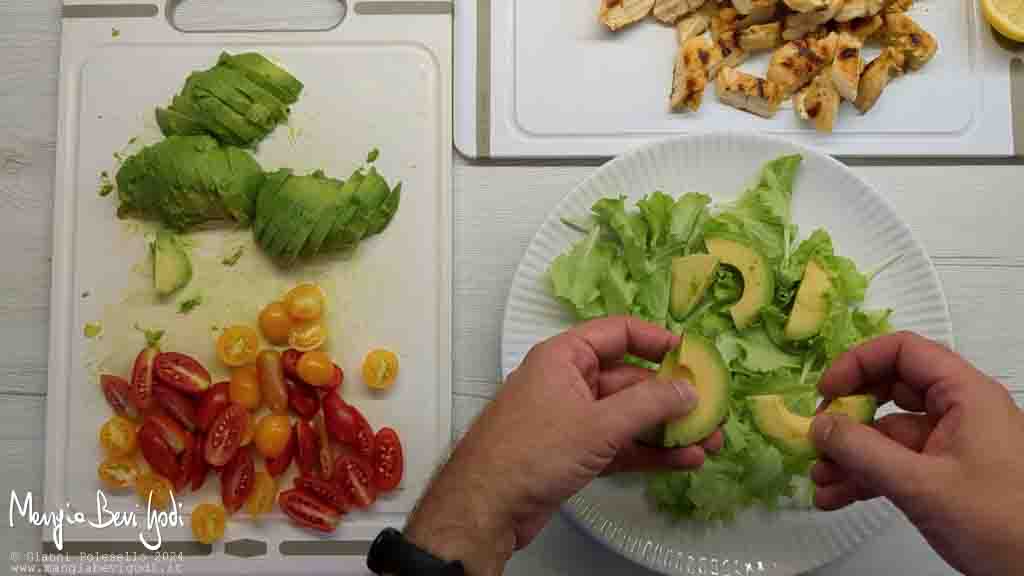 preparazione insalata di pollo e avocado