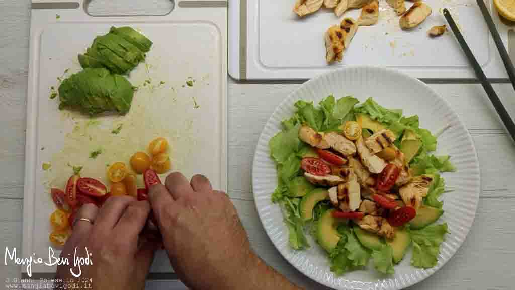 preparazione insalata di pollo, avocado e pomodorini