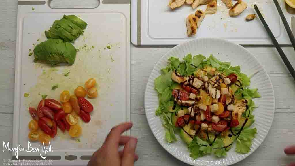 preparazione insalata di pollo, avocado e pomodorini