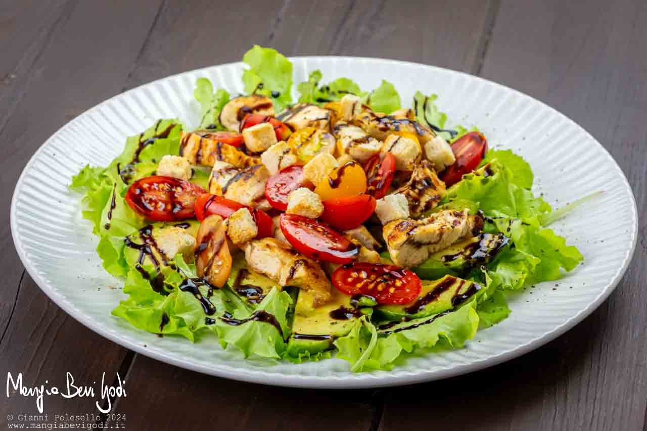 insalata di pollo, avocado e pomodorini