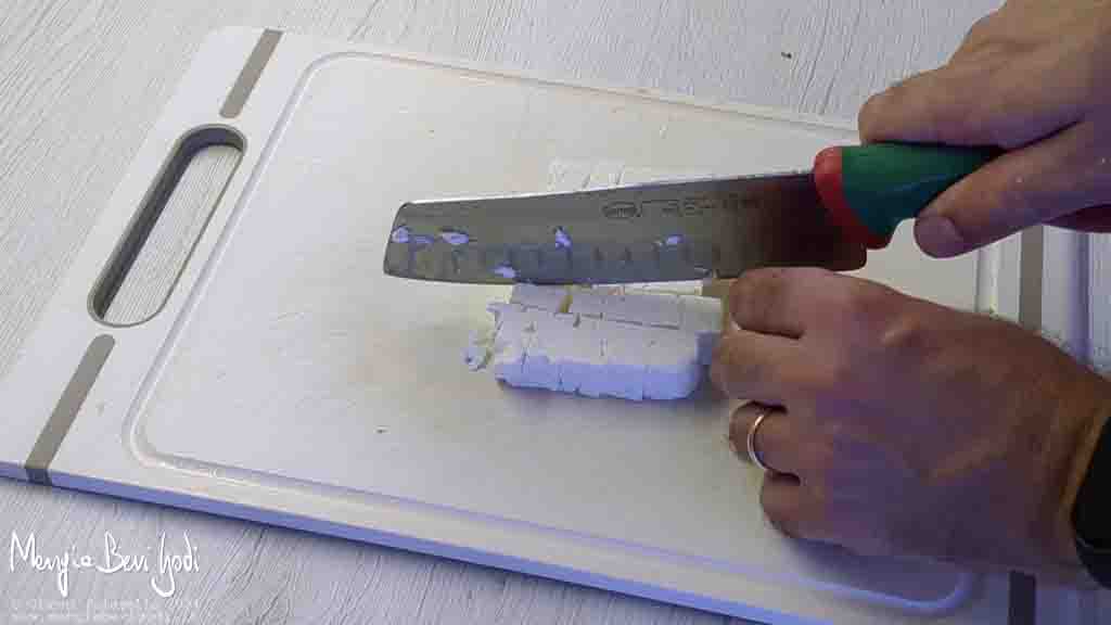 tagliare la feta