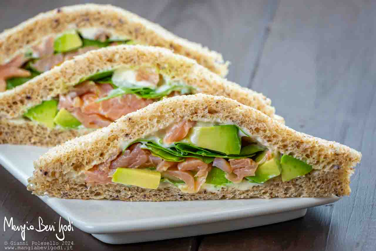 tramezzini con salmone e avocado